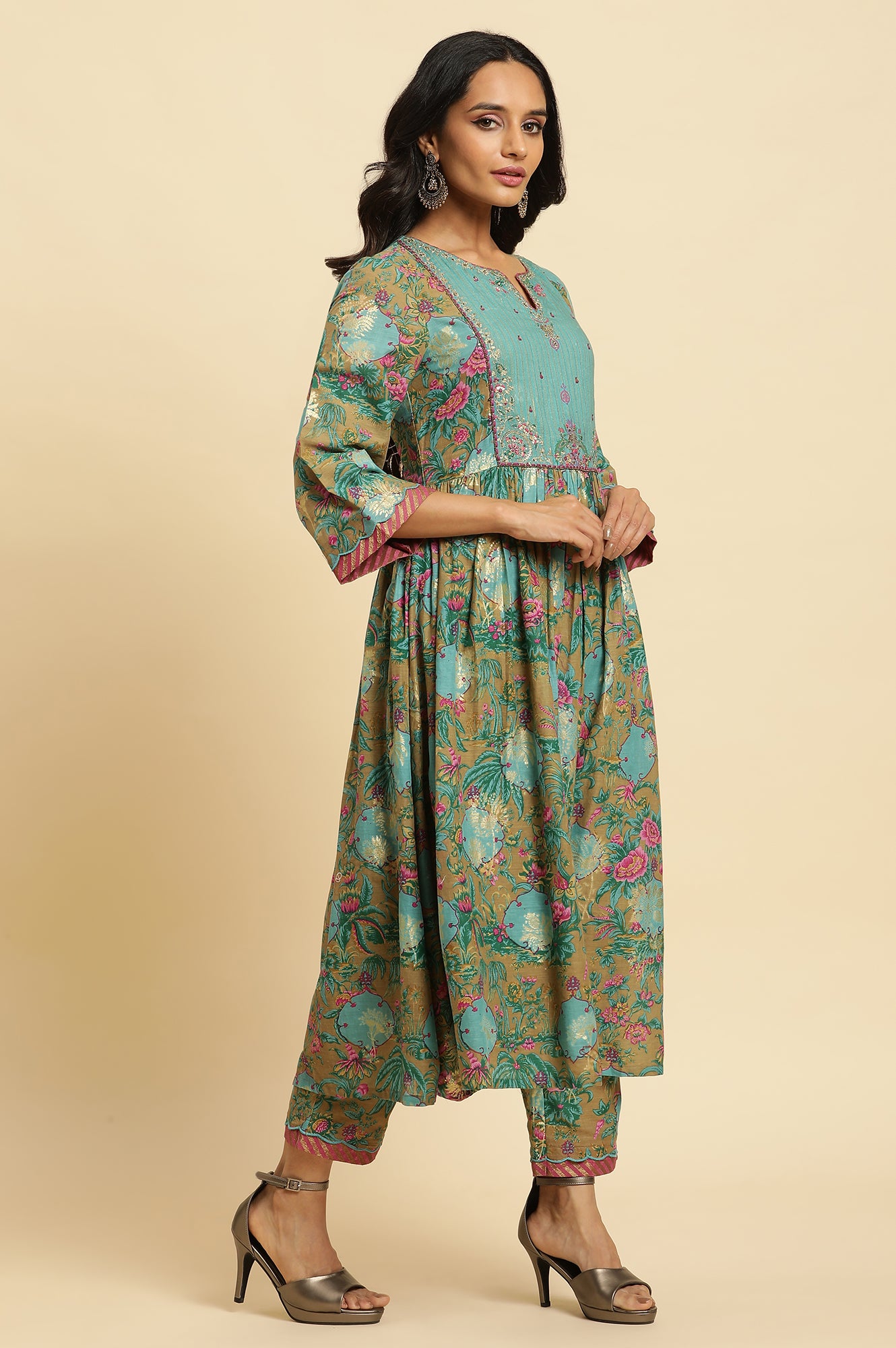 Brown Floral Printed Kurta, Pant And Dupatta Set - Image 4